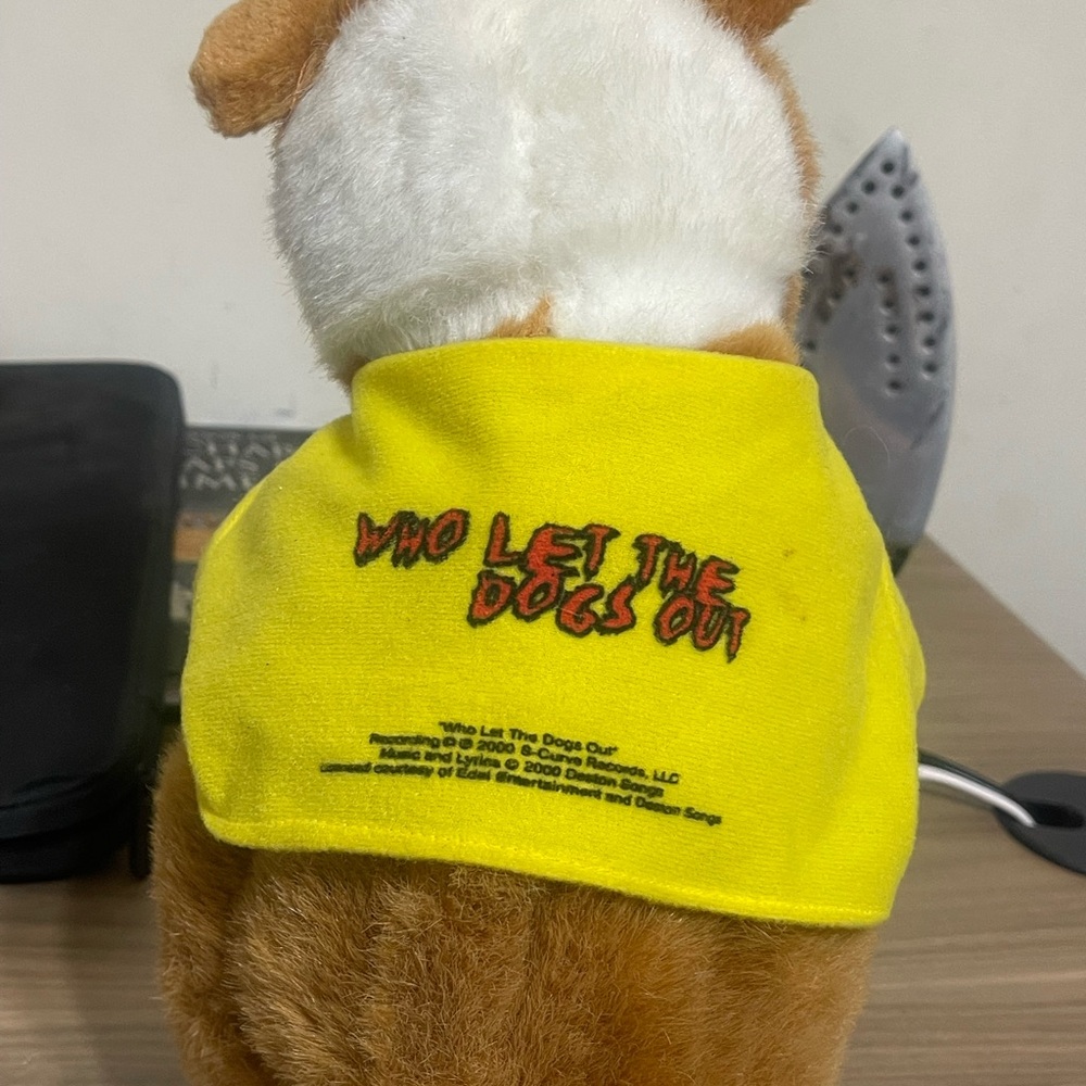 WHO LET THE DOGS OUT SINGING DANCING 13" PLUSH DOG BAHA MEN 2001 VINTAGE